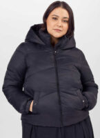 Fekete steppelt téli kabát a plusz méretért