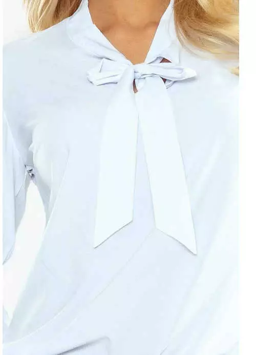 Fehér blúz nyakkendővel