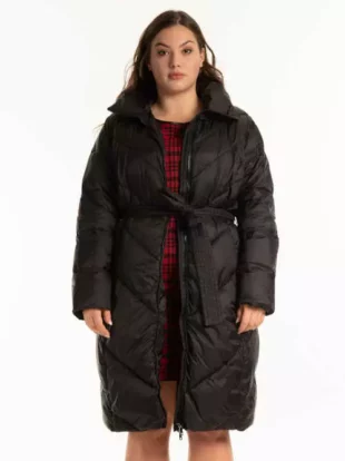 Hosszú fekete női téli steppelt kabát övvel