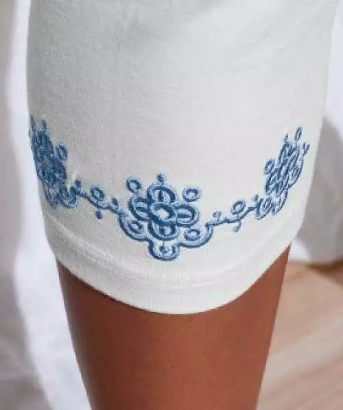 Kék hímzés fehér leggingsre