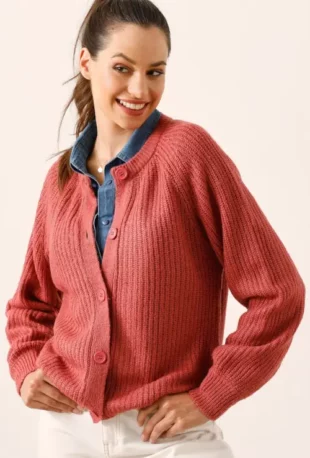 Piros kötött női pulóver nagy gombos rögzítéssel