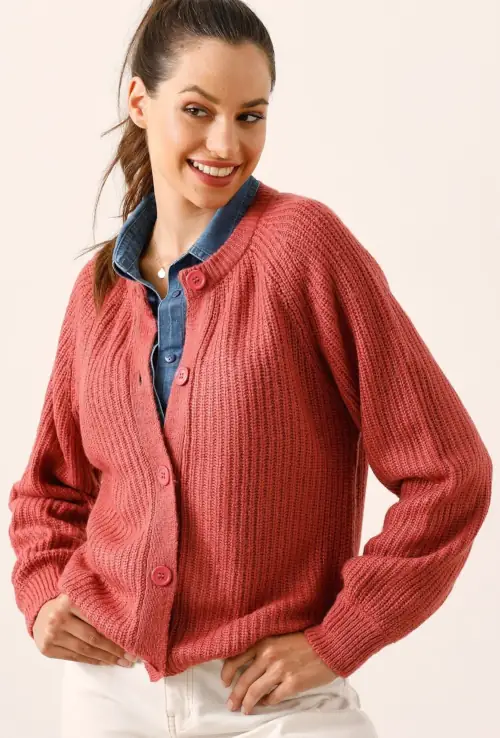 Piros kötött női pulóver nagy gombos rögzítéssel